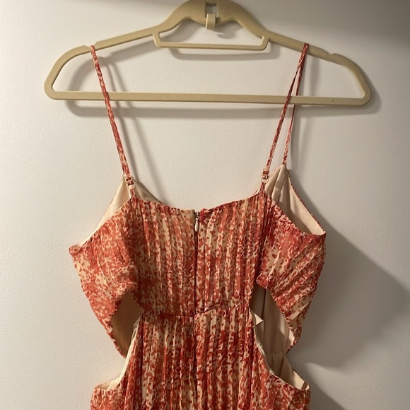 LIKE NEW Express Pleated Maxi Dress (S) - Picture 6 of 9